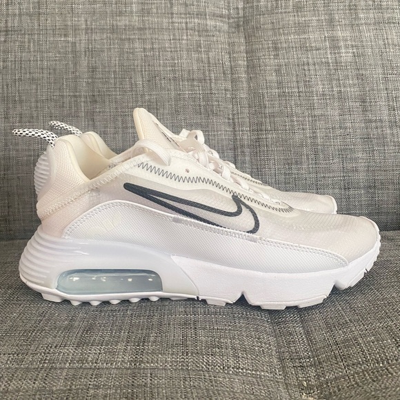 White Nike shoes - Picture 3 of 12